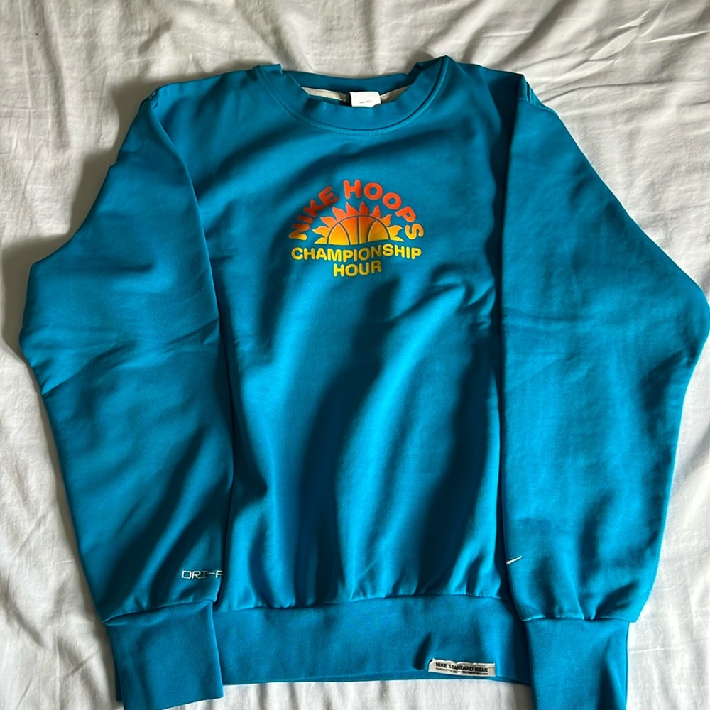 Nike Men’s Standard Issue Sweatshirt, size Small